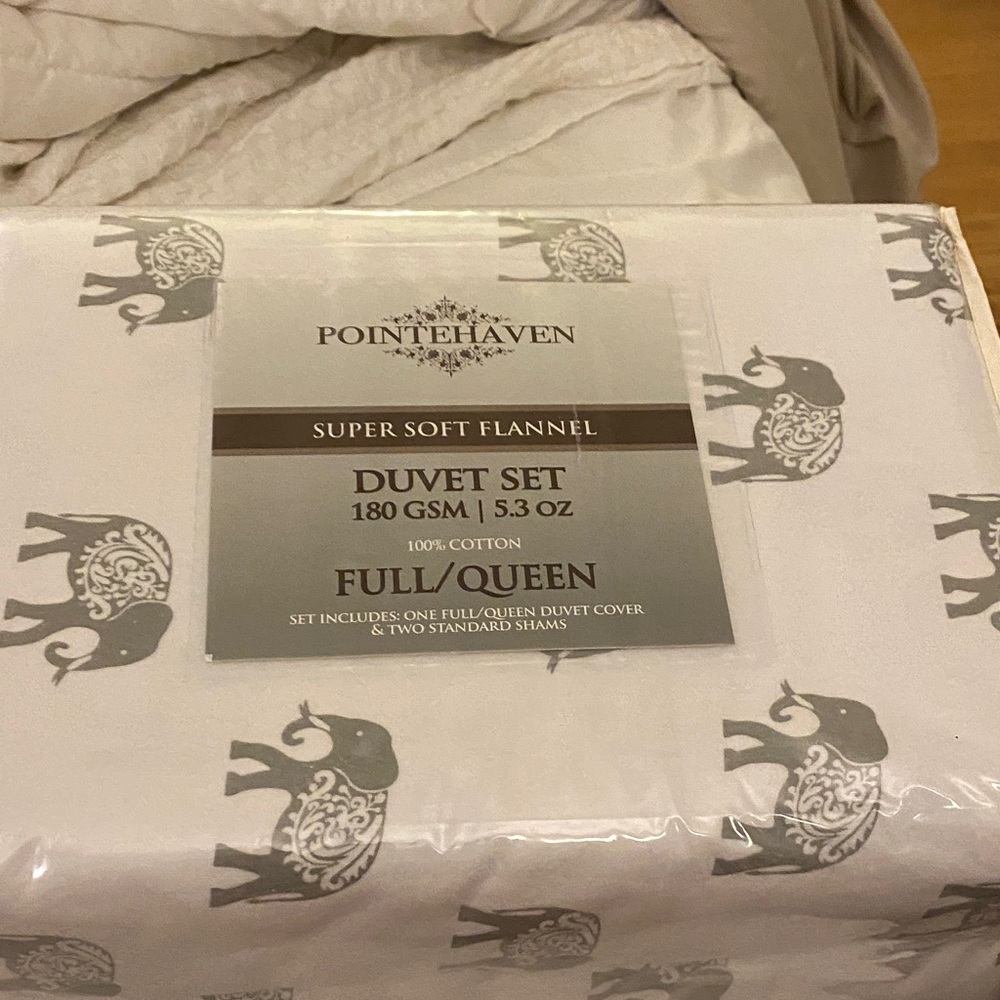 NWOT and in packaging pointe heaven brand soft flannel duvet set- full/queen